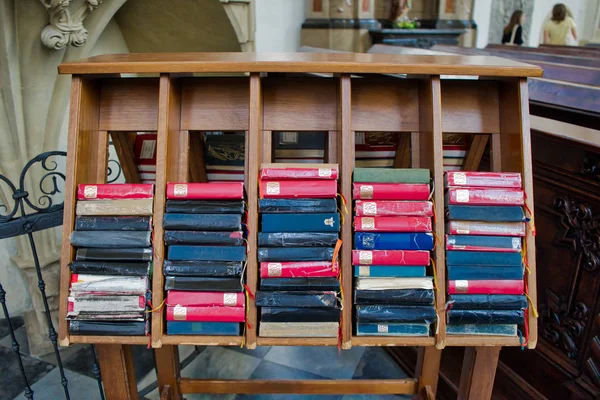 Bücherregal mit gebrauchten Gebetsbüchern — Stockfoto