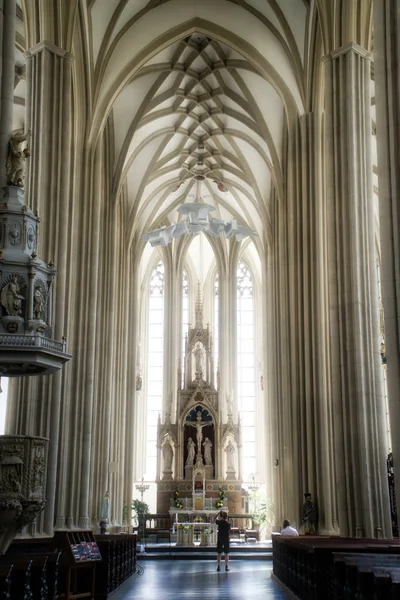 Interior da Catedral com luz misteriosa — Fotografia de Stock