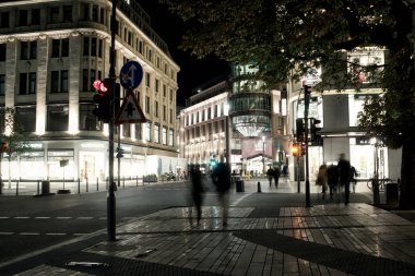 Düsseldorf, Almanya - 15 Eylül 2017: Gece görünümü Düsseldorf şehir merkezinin uzun pozlama