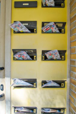 Sarı postbox harf ve Gazeteler tam