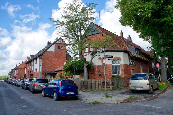 Dusseldorf typical houses with cars parked nearby — Stock Photo, Image