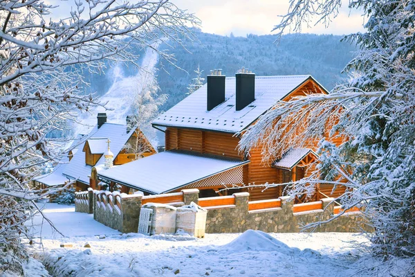 Lumineuse maison typique en bois dans les montagnes des Carpates, Ukraine Photos De Stock Libres De Droits