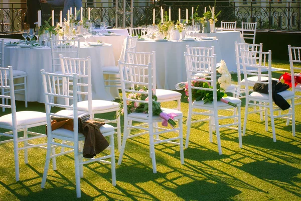 Several Rows White Chairs Flowers Them Last Minutes Wedding Ceremony — Stock Photo, Image