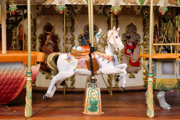 Hästen i vintage carousel attraktion — Stockfoto