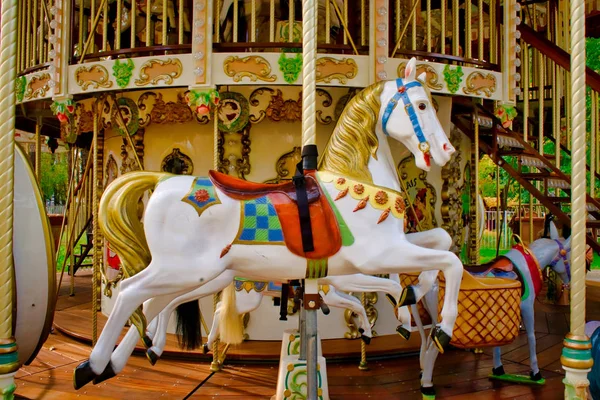 El caballo de la atracción carrusel vintage — Foto de Stock