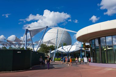 Orlando, Fl, Usa - Kasım 2019: Walt Disney Dünya Tatil Köyü Epcot eğlence parkındaki küresel uzay gemisi Dünya Pavyonu