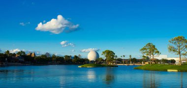 Orlando, Fl, Usa - Kasım 2019: Walt Disney Dünya Tatil Köyü 'nün manzarası ve Epcot eğlence parkındaki küresel uzay gemisi Dünya Pavyonu