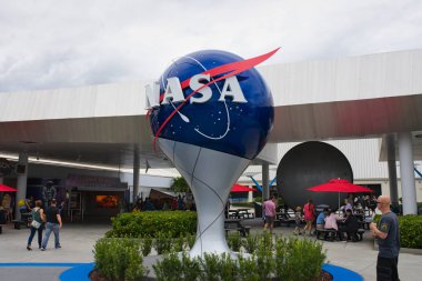 Florida, Usa - Kasım 2019: John F. Kennedy Uzay Merkezi 'nde üzerinde Nasa logosu olan Dünya küresi