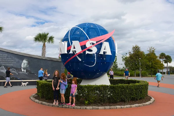 Florida Noviembre 2019 Esfera Tierra Con Logotipo Nasa Centro Espacial — Foto de Stock