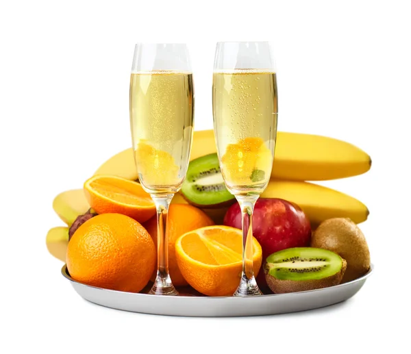 Twee champagneglazen en vruchten — Stockfoto