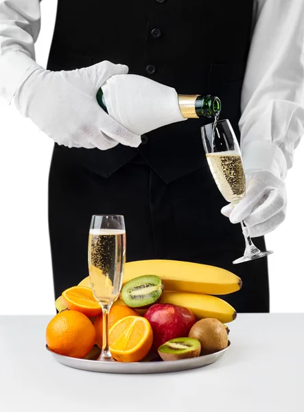 Ober giet champagne in glas — Stockfoto