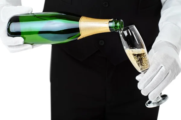 Ober giet champagne in glas — Stockfoto