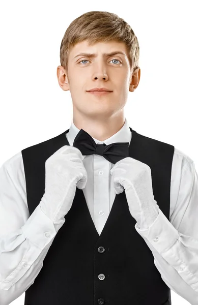 Garçom fixando seu laço gravata no terno — Fotografia de Stock