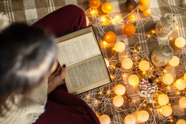 Libro de lectura mujer — Foto de Stock