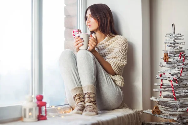 Mulher relaxante com xícara de café — Fotografia de Stock