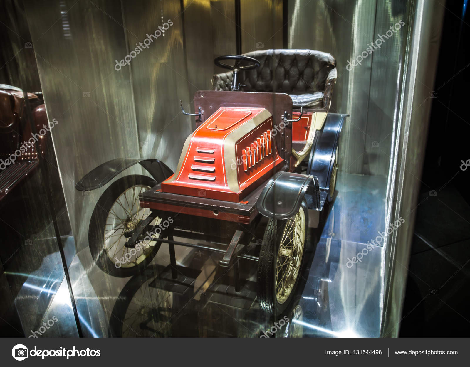 Retro car at Museum – Stock Editorial Photo © Gladkov #131544498