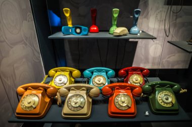 rengarenk eski telefonları