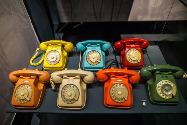 rengarenk eski telefonları