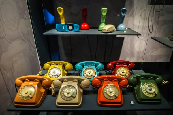 Veelkleurige oude telefoons — Stockfoto