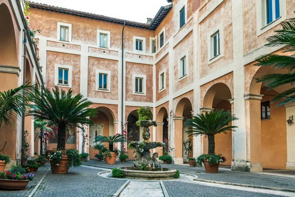 Cozy Italian courtyard — Stock Photo, Image