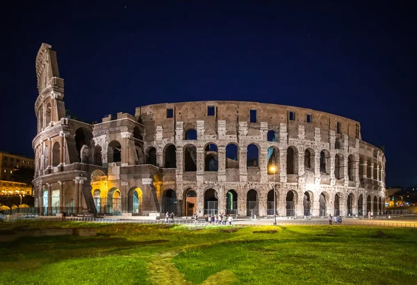 Natt utsikt över Colosseum — Stockfoto