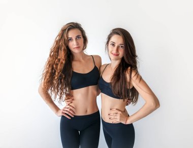 kadınlar yoga Studio yapıyor