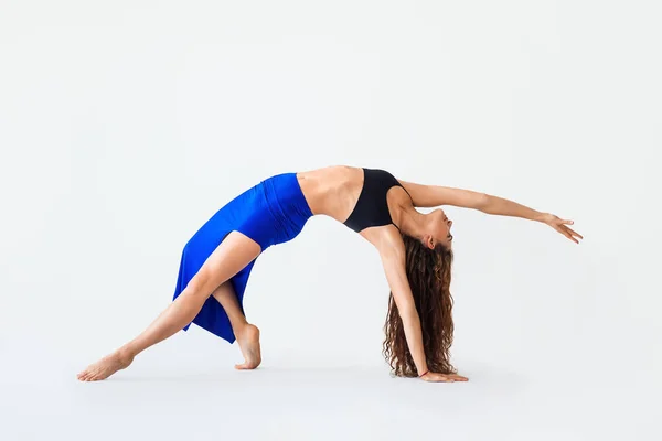 Kvinnan gör yoga asan — Stockfoto