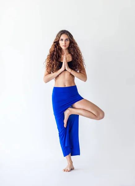 Wanita yang melakukan latihan yoga — Stok Foto