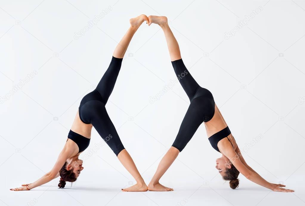 Foto: yoga de dos | dos mujeres haciendo yoga — Foto de ...