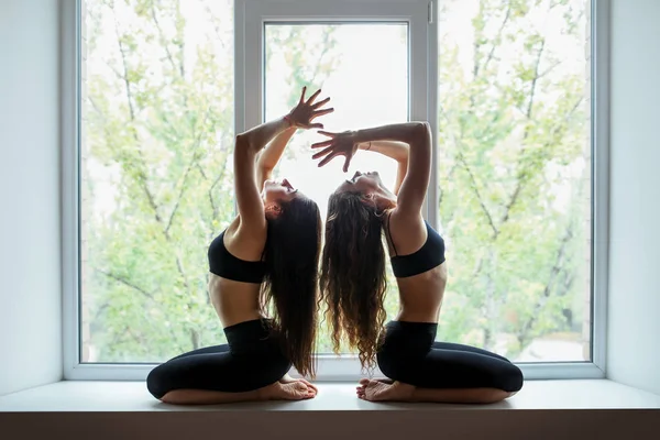 Unga kvinnor gör yoga — Stockfoto