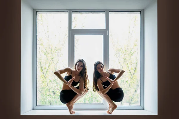 Jonge vrouwen doen yoga — Stockfoto