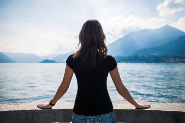 terasta dinlendirici kadın 