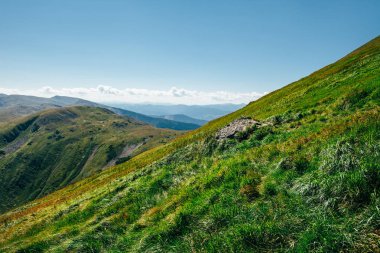 Yeşil dağlar gökyüzü altında
