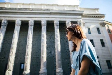 Turist Pantheon önünde dinlenmek