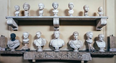 Vatikan Müzesi'nde antik büstler