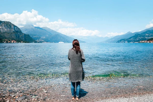 Kobieta relaks nad jeziorem Como — Zdjęcie stockowe
