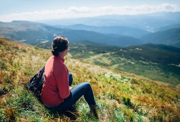 Kadın sakin ol üzerinde kayalık uçurum