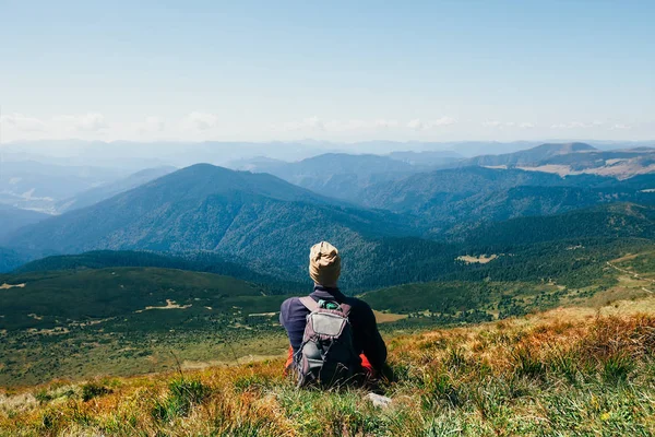 Man sitting on rocky cliff — Stock Photo, Image