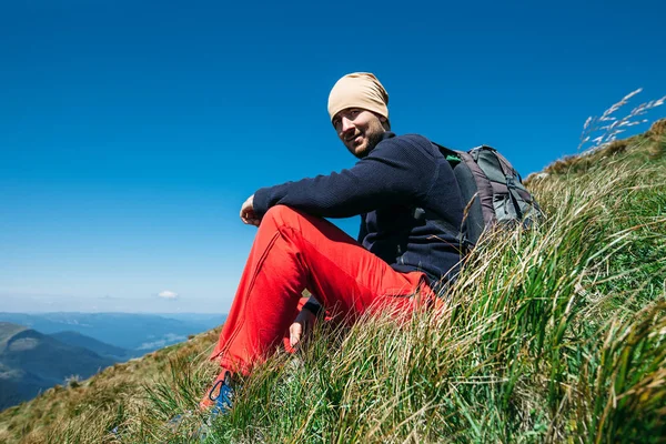 Homem relaxar nas montanhas — Fotografia de Stock