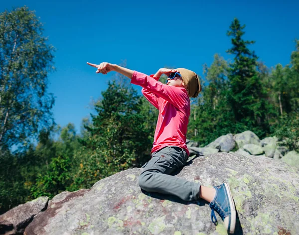 Chica señalando en las montañas —  Fotos de Stock