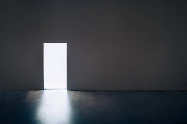 Ljus dörr i mörkt rum — Stockfoto