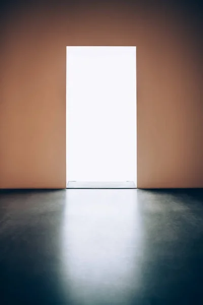 Πόρτα σε σκοτεινό δωμάτιο φως — Φωτογραφία Αρχείου