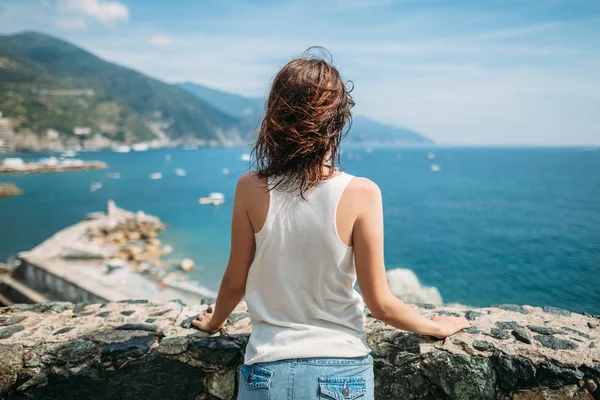 Mulher desfrutando bela paisagem marinha — Fotografia de Stock