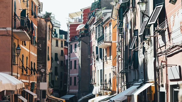 Narrow street in Vernazza — Stock Photo, Image