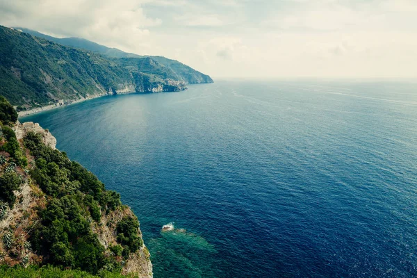 Montanhas em mar liguriano — Fotografia de Stock