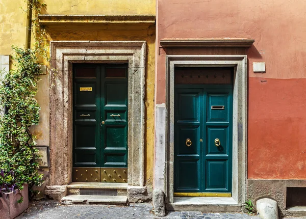 Classic Italian doors — Stock Photo, Image