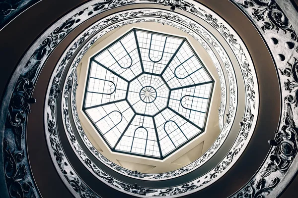 Лестница в музее Ватикана — стоковое фото