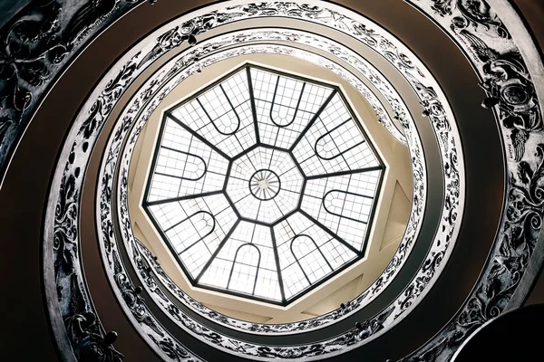 Treppe im vatikanischen Museum — Stockfoto