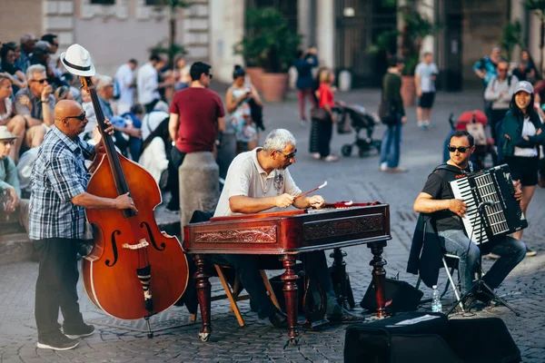 Músicos callejeros tocando — Foto de Stock