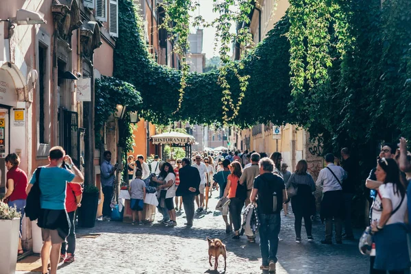 Publiken går på italienska street — Stockfoto